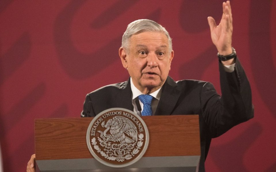 ‘Por fin se están quitando la máscara’, responde AMLO a intelectuales