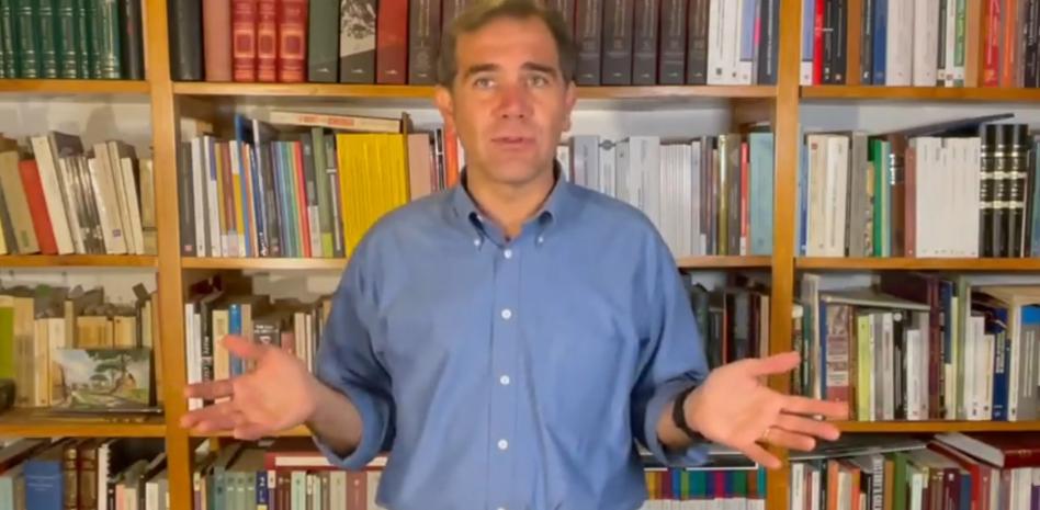 Lorenzo Córdova exhibe a la 4T por atacar al INE, durante reunión mundial con órganos electorales