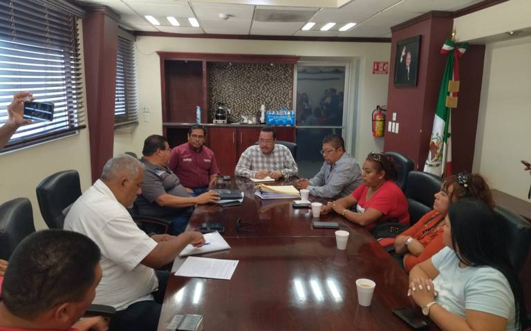 Acuerdan mesas de trabajo con representantes de taxis rojo y negro circulo blanco