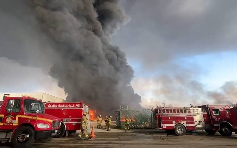 Fuerte incendio consume fábrica de esponjas junto a Mercado de Abastos