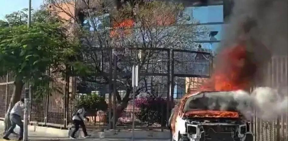 Normalistas de Ayotzinapa atacan con bombas molotov y piedras el Palacio de Gobierno en Chilpancingo