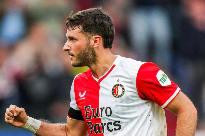 Se acercan más clubes ingleses a Santiago Giménez, pero nada concreto