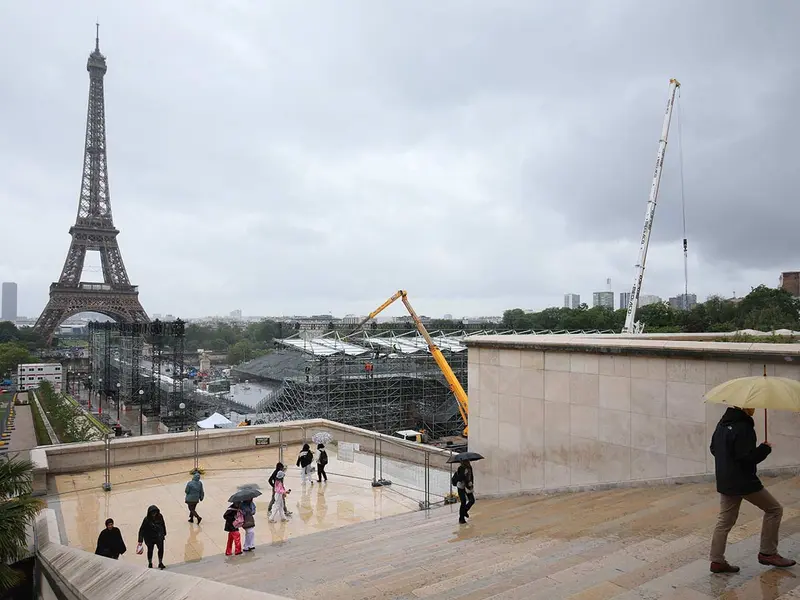 Sospechoso por colocar ataúdes en Torre Eiffel ligado a pintas Memorial del Holocausto