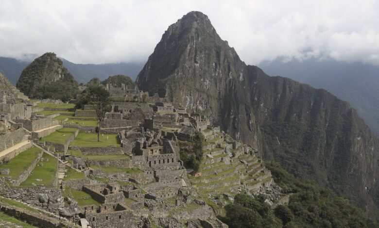 Evacúan a 1,400 turistas varados por bloqueo de vía férrea hacia Machu Picchu, siguen varados 900