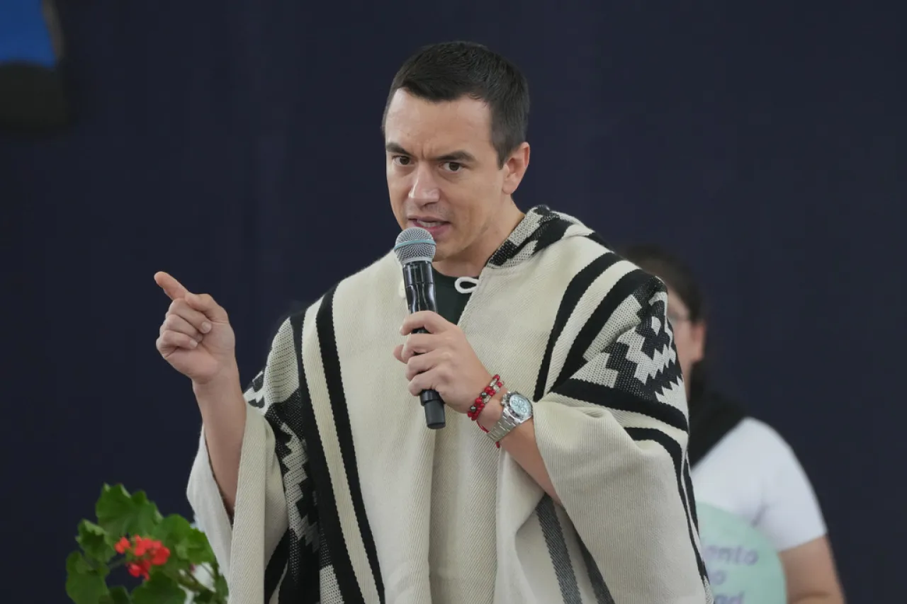 Manifestantes atacan caravana del presidente Noboa durante paro en Ecuador